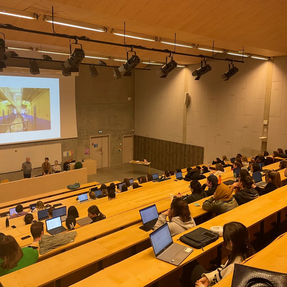 Photo d'une conférence de sensibilisation au milieu carcéral à l'Université Rennes 2 qui s'est déroulée en février 2024